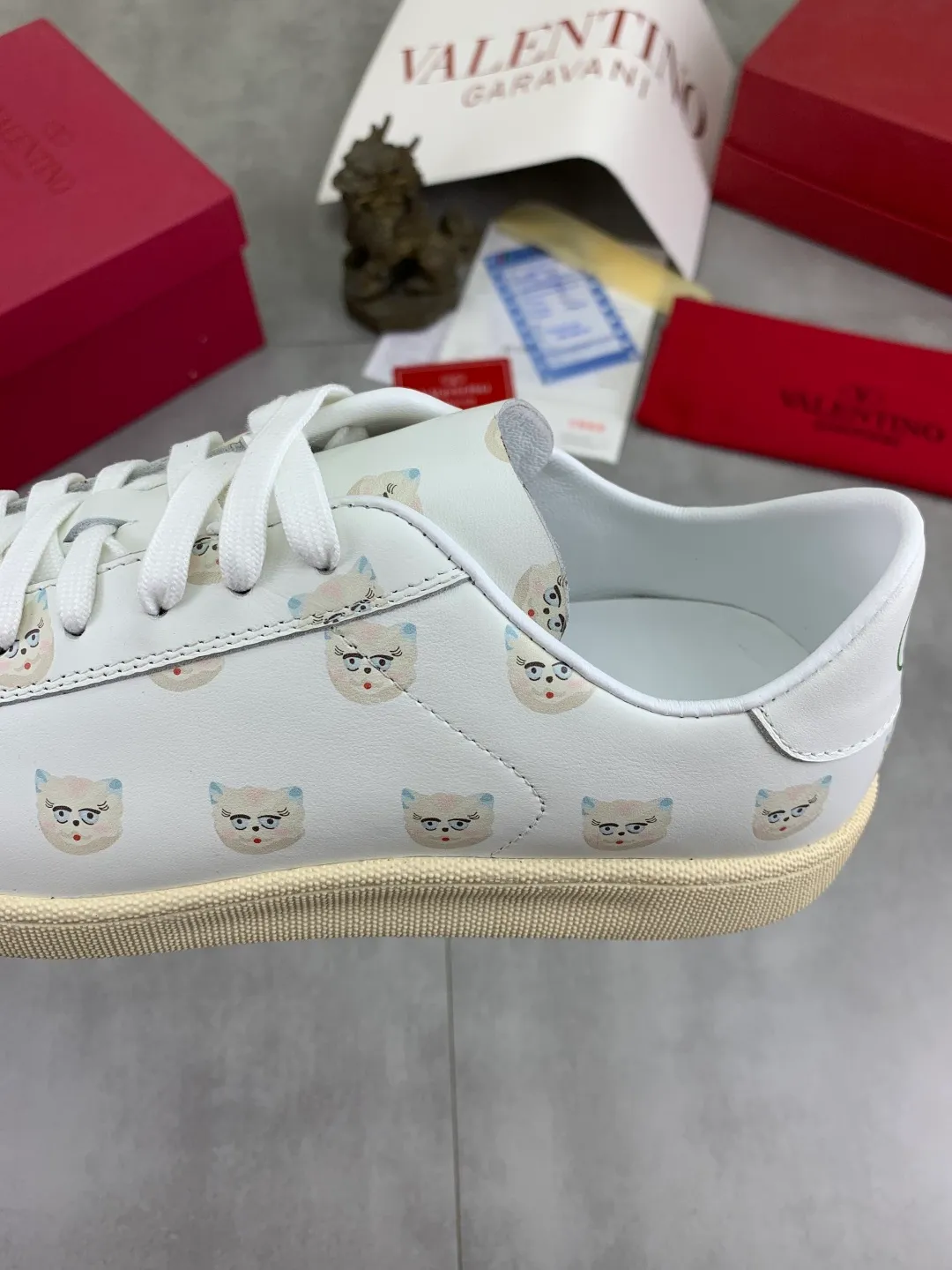 Men's men's shoes 💰P520 New style 💰 Top version Valentino Valentino 25/ Royco series Cherry 🍒Couple style Casual sneakers White shoes Original purchase and development Production Classic and timeless low-top sneakers outline a lazy silhouette, supplemented by low-key and restrained brand details, evolved into a must-have item in the wardrobe, comfortable and versatile!  ✔️Fabric: Original customized first-layer cowhide ✔️Inner lining: Imported breathable sheep lining ✔️Sole: Original molded anti-slip rubber material ✔️Size: 38-45